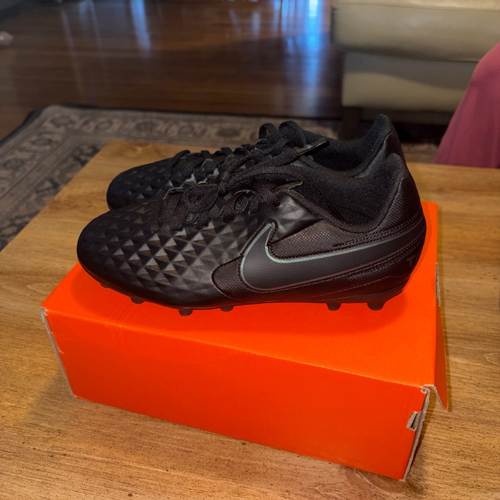 Nike Legends 8 club FG/MG soccer cleats in size 5.5